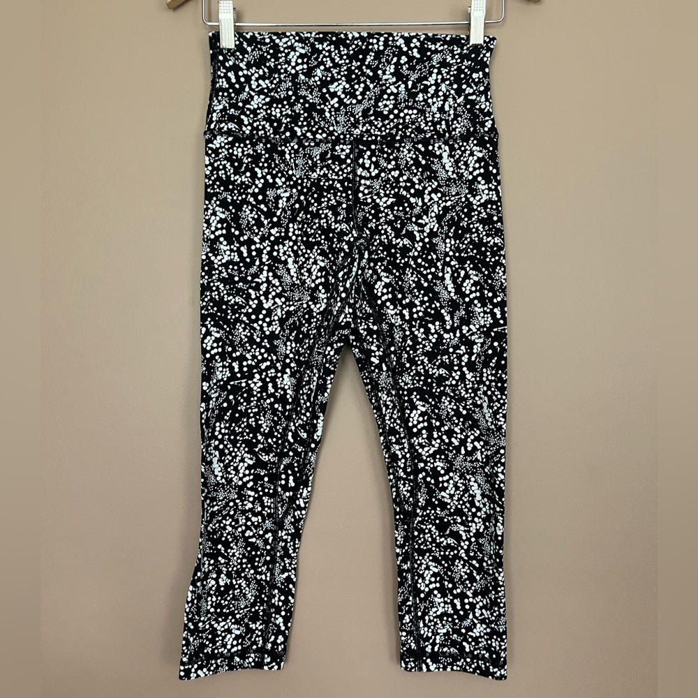 {Lululemon} Align Crop 21" in Chirasu Black - Womens 6